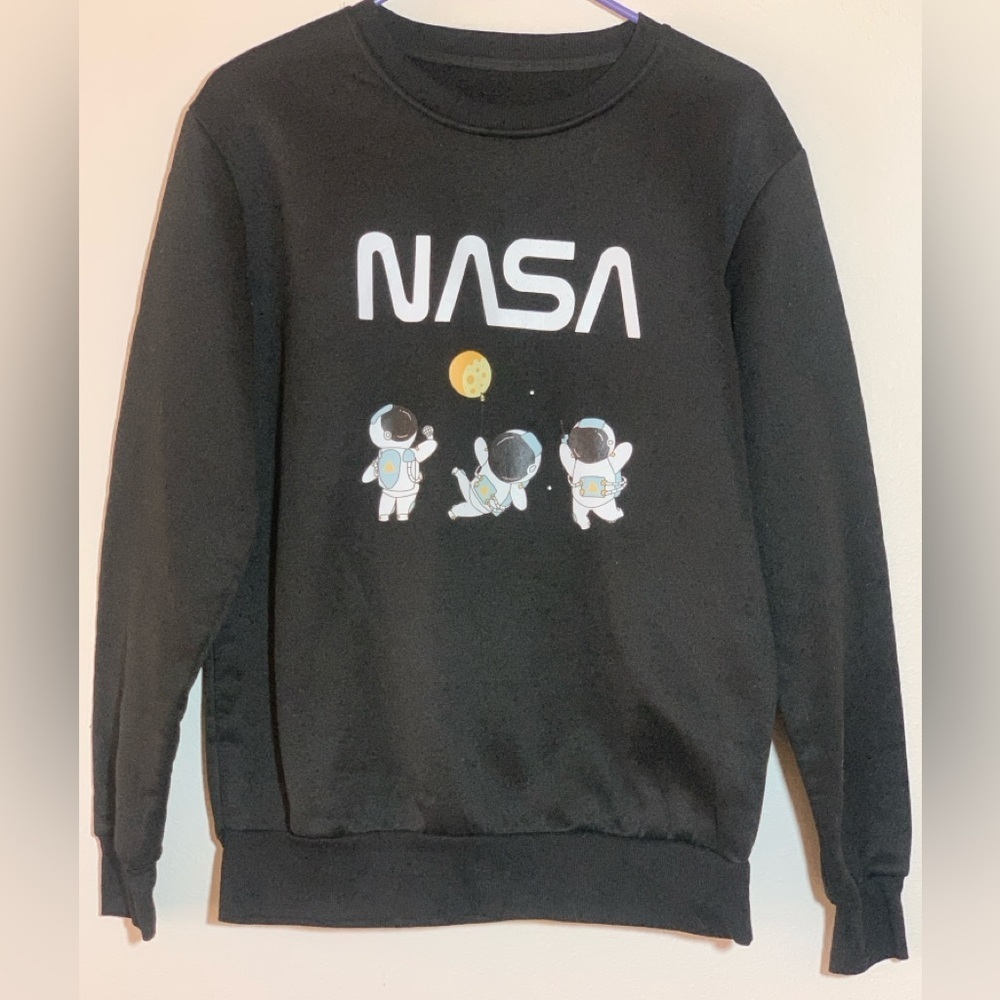 SHEIN Black Crewneck Sweater with Astronaut Print